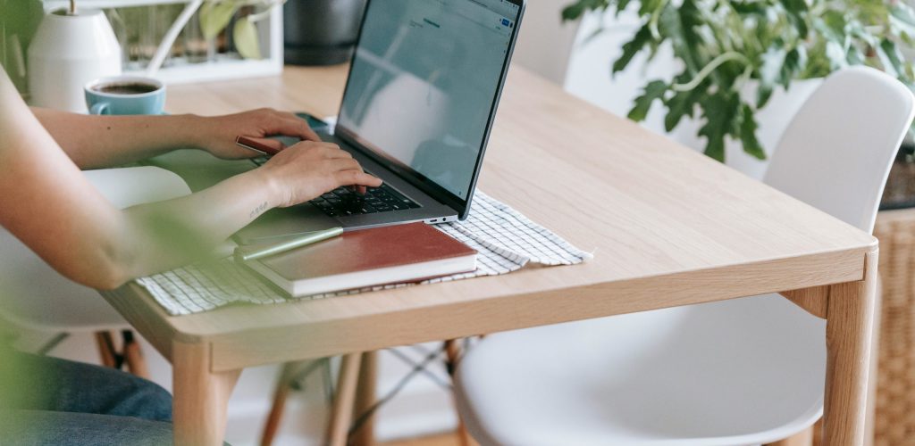 Crédit : Photo de Teona Swift: https://www.pexels.com/fr-fr/photo/lumineux-leger-femme-bureau-6912814/