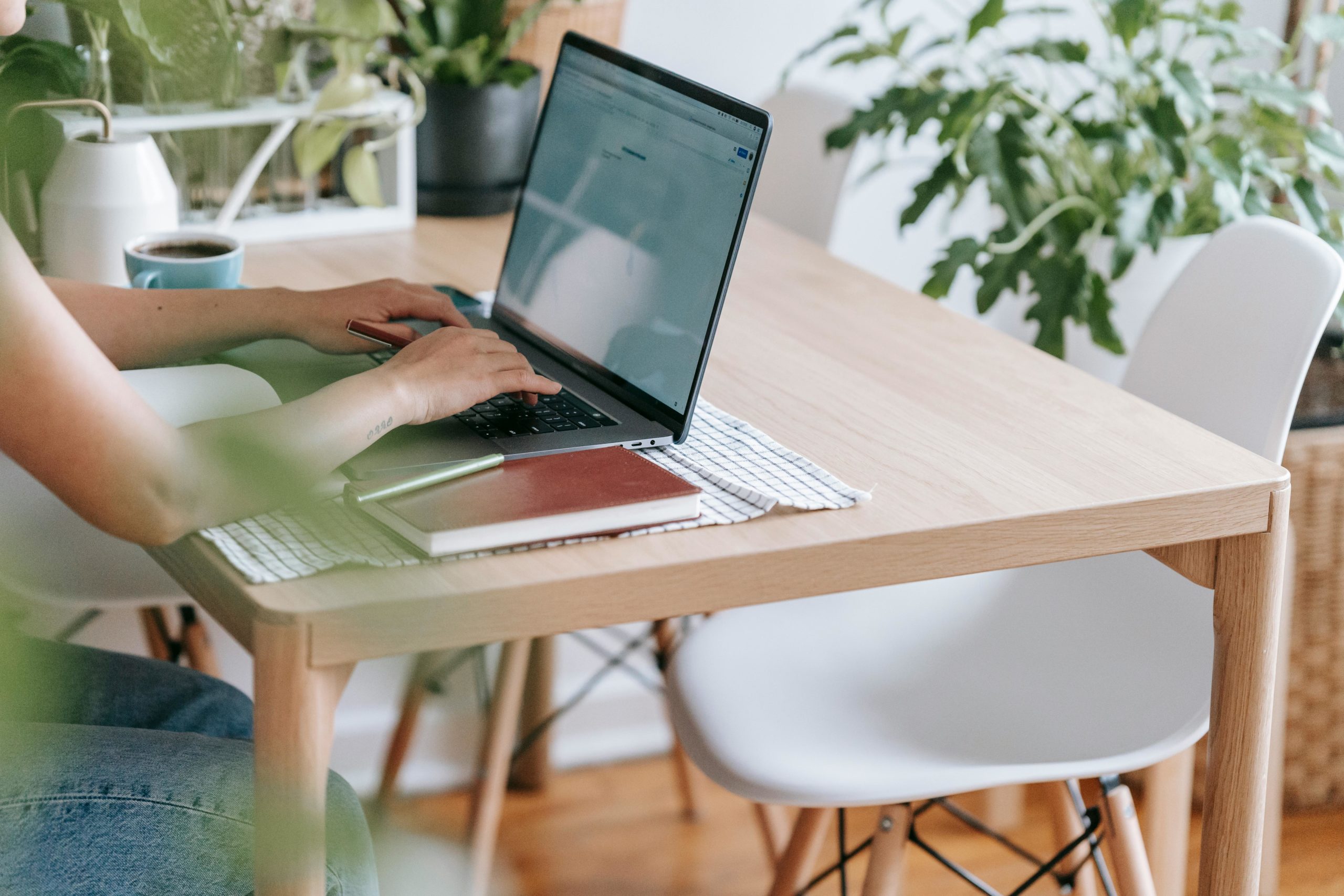 Crédit : Photo de Teona Swift: https://www.pexels.com/fr-fr/photo/lumineux-leger-femme-bureau-6912814/
